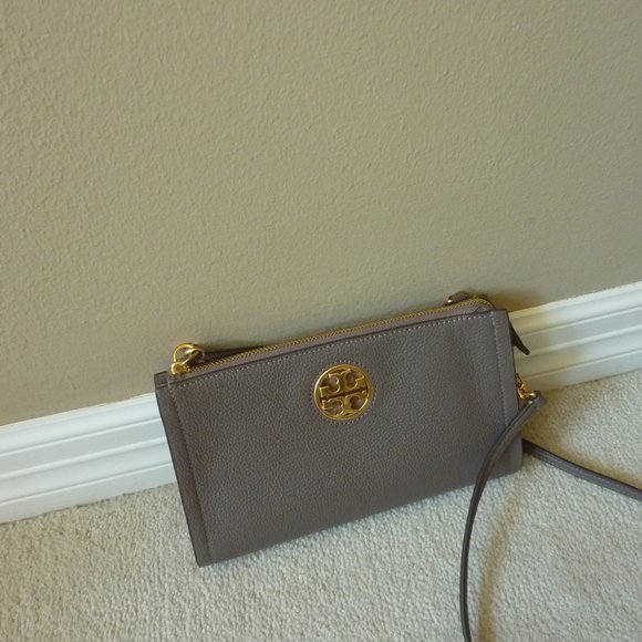 TORY BURCH Logo 'Carson' Silver Maple Leather Crossbody Bag (NEW) - Picture 8 of 12